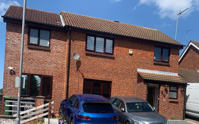 Room 3 minute drive from Luton Airport