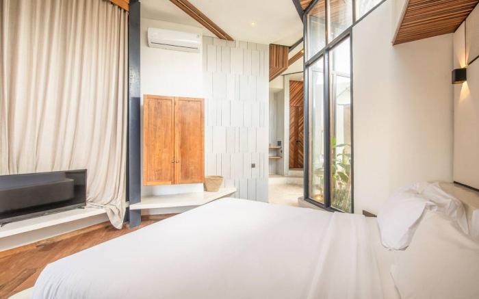 BAZ Villa 14 · Studio 4 L · 1BR Loft Art Deco shared pool, 700m to Echo Beach