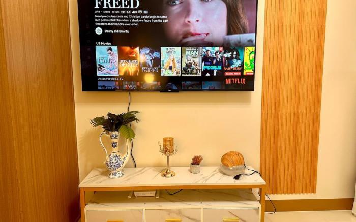 Serene Condo w/ Balcony, Wi-Fi, Pool & Gym, Makati