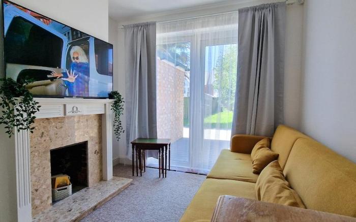 Stylish 4BR • Central Chichester + Free Parking
