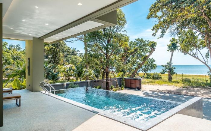 Merbrisa Rayong poolvilla 4BR - Ao khai beachfront