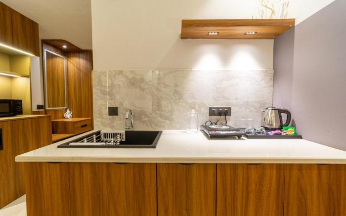 Fully Furnish wd Kitchen Apartment near Lulu Mall