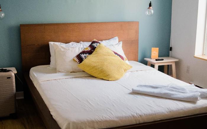 Auberge Saintlo Montreal Hostel