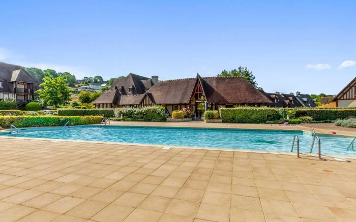 Charming house with garden in residence with pool