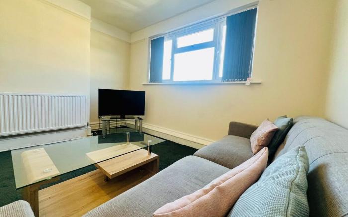 Large & Bright Holiday Home by Felixstowe Beach