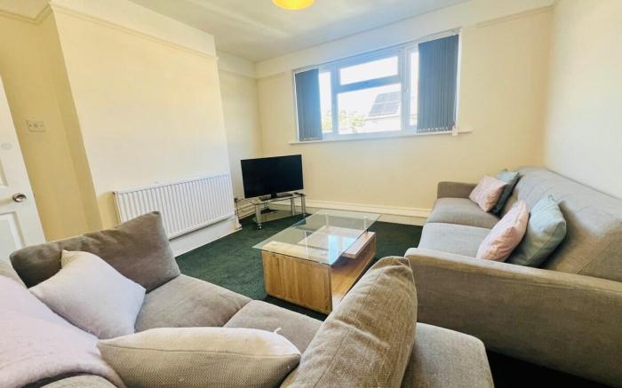 Large & Bright Holiday Home by Felixstowe Beach