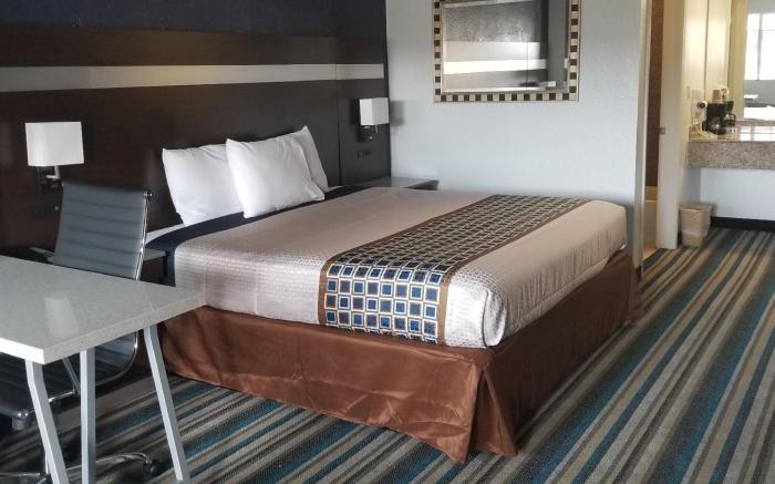 HomeBridge Inn & Suites 