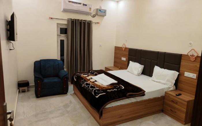 Goroomgo Varindavan Palace Ayodhya