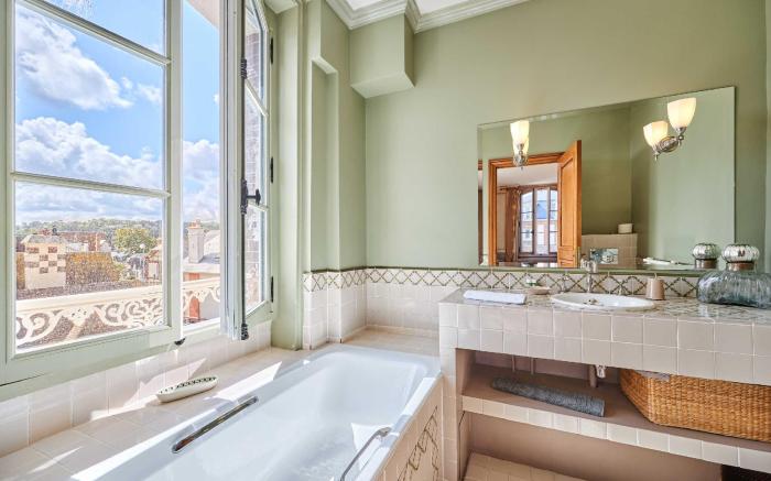 Luxurious 4 bedroom duplex, 200m from Place Morny