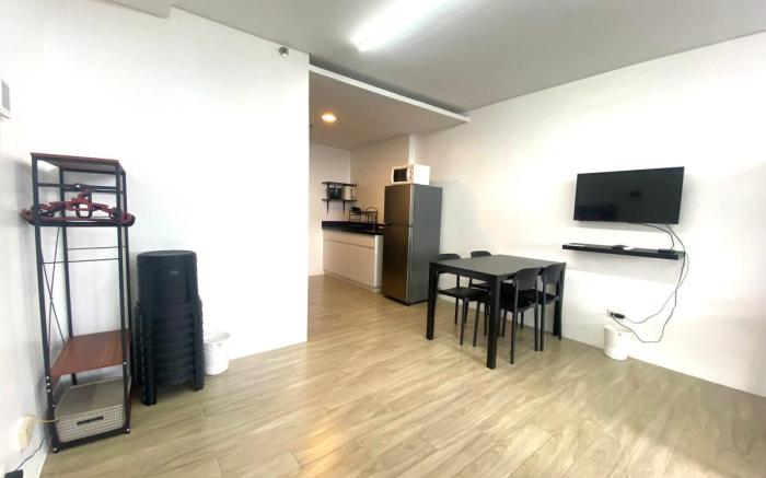 1810 Pool, Gym ,Wi-Fi + Netflix