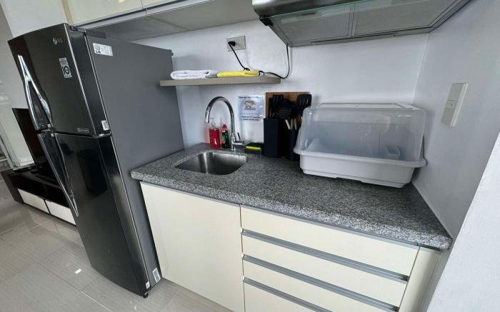 21F Walking distance to Ayala  Malls+ Pool &WiFi