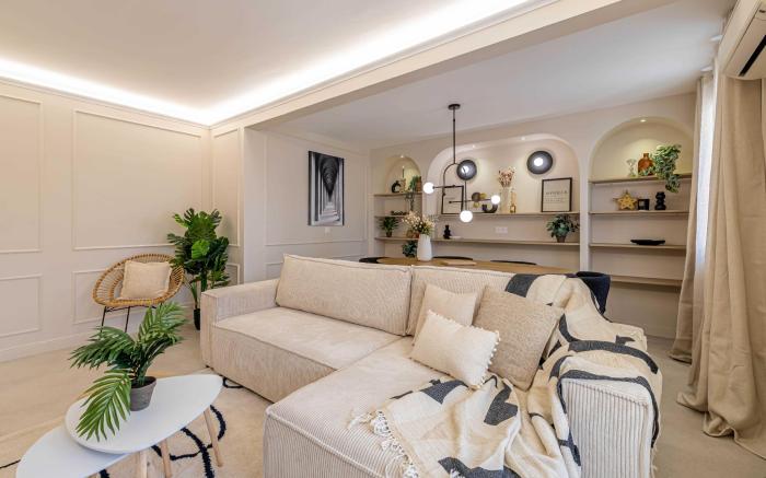 Haussmann apartment - South-facing balcony  2BR/4p