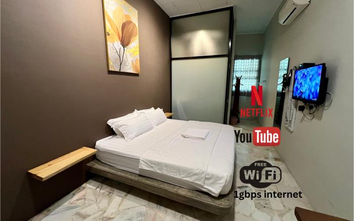 5 mins walking to East Coast Mall @ JW Guest House