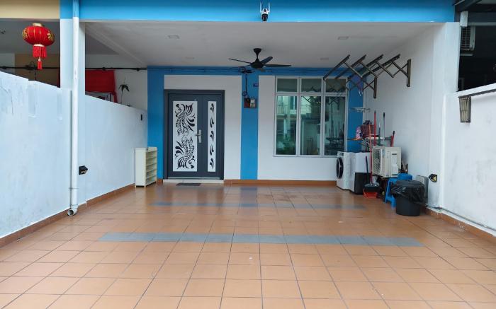 Senai 1168 three storey landed 14p 5BR near airpor