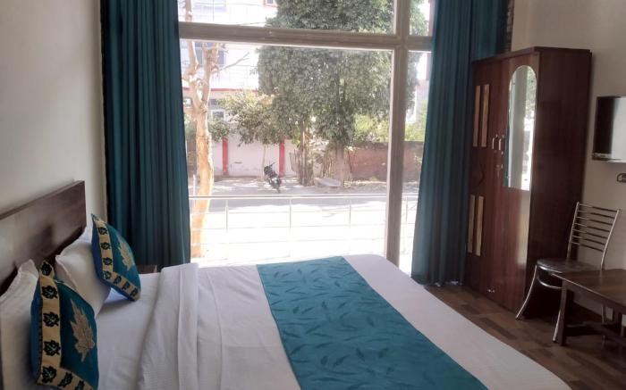 Goroomgo NV Palace Vrindavan