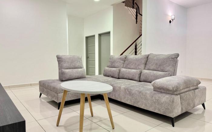 A Pleasant 4BR Home IV - 5 mins to shops and mall