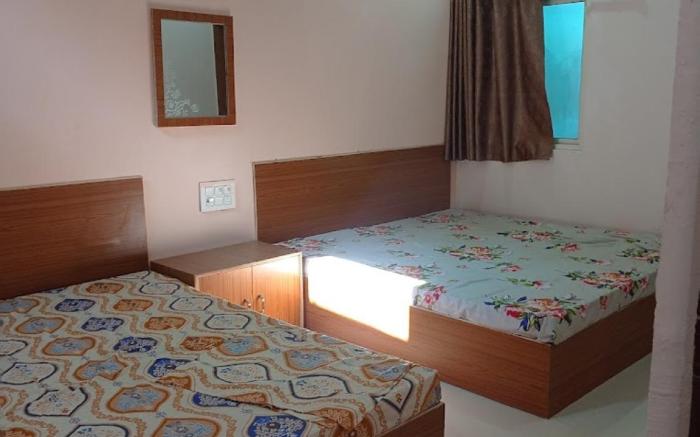 Goroomgo Saraswati Devi Atithi Bhawan Vrindavan