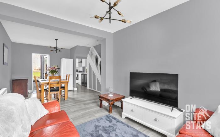 3 bedroom, 2 bathroom, driveway and Garden