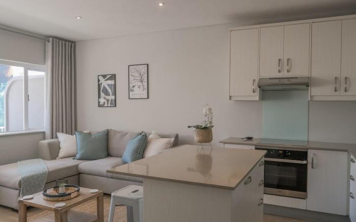 Coastal City Vibes: Stylish 2-Bedroom
