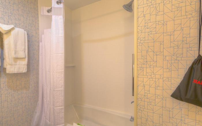 Holiday Inn Express & Suites Tulsa Midtown By IHG