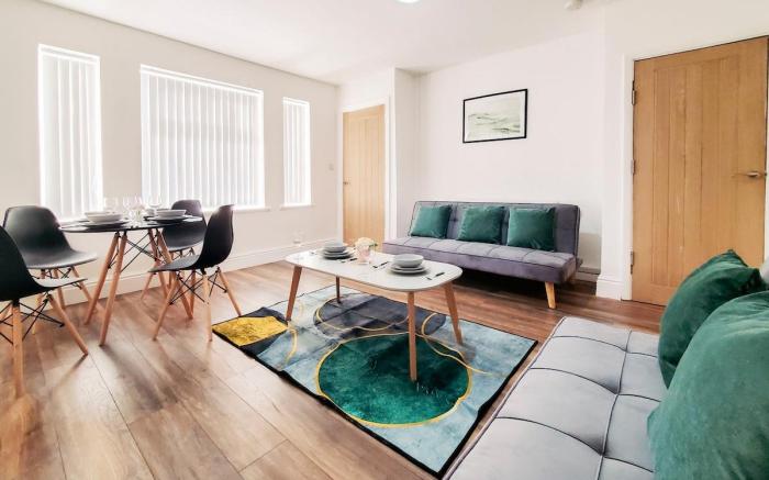*Spacious 3 Bedroom Home*- Near Nec, BHX (Airport)