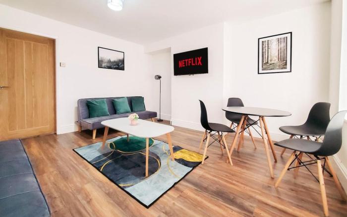 *Spacious 3 Bedroom Home*- Near Nec, BHX (Airport)