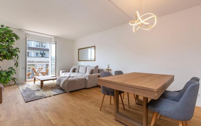 Apt 4A: Downtown: Spacious 2-BR Apartment