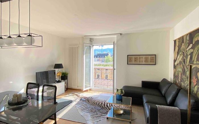 Apt 4B: RARE FIND - Spacious 2-BR Downtown Apt