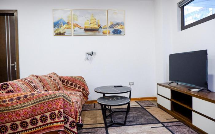 1-bedroom apartment, private living room, Tay Ho