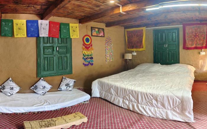 Earthen Pods: Rustic Mud House & Cozy Huts