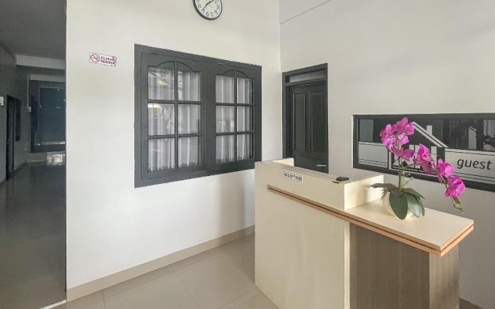 RedDoorz near RS KRMT Wongsonegoro Semarang