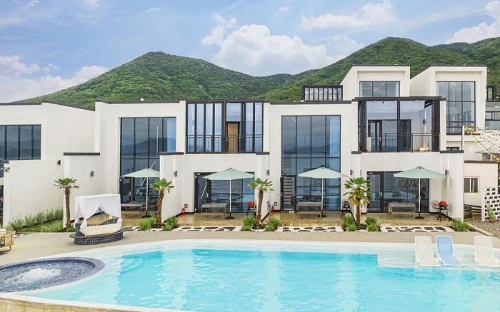 Yeosu Cave Pool Villa