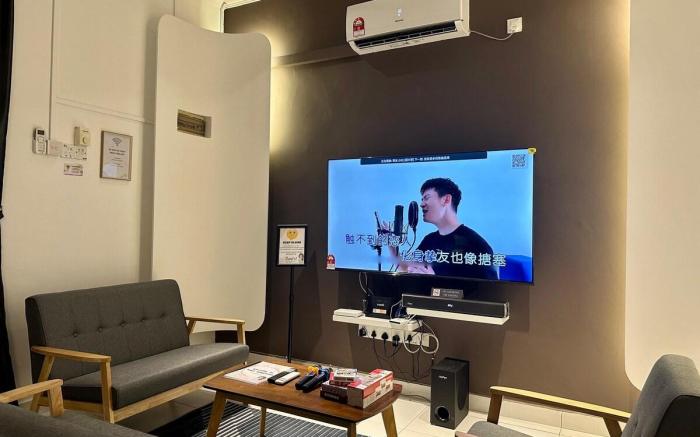 Lovely Modern Home • Karaoke  @ Mount Austin JB