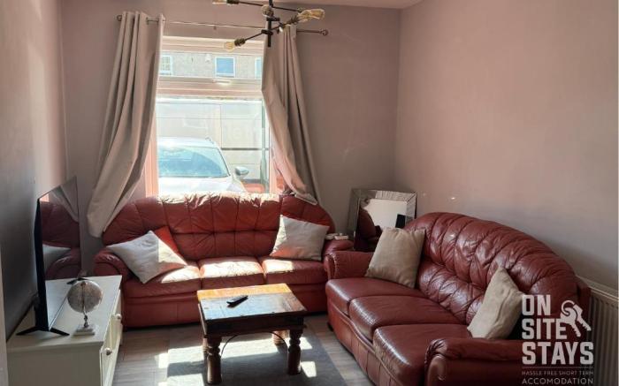 OnSiteStays - 4 bedroom house with 2 bathrooms