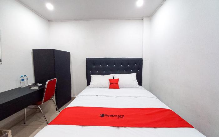 RedDoorz Hotel Baaraka near Living World