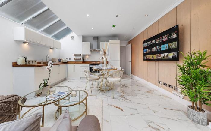 Elegant Oasis | Garden | 65 inch TV & Netflix