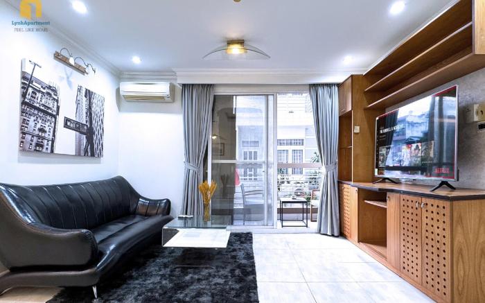 Charming Free Pool 2BR 2BA 10 minutes to Airport