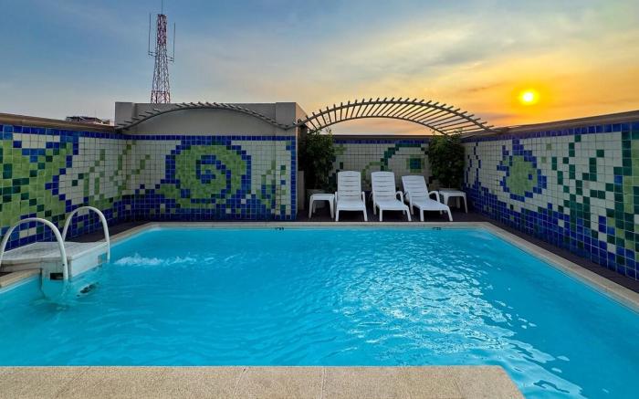 Charming Free Pool 2BR 2BA 10 minutes to Airport