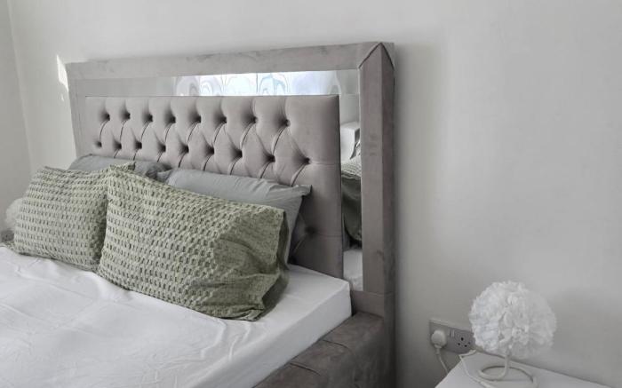 Luxury stylish Charming City Apartment with Private Entrance in Wolverhampton