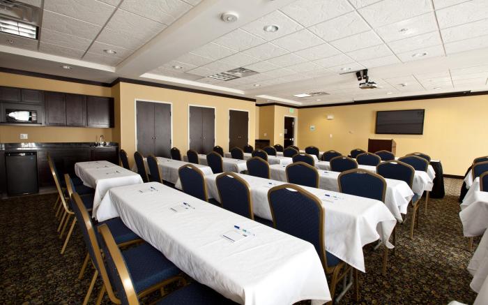 Holiday Inn Express and Suites Detroit North-Troy By IHG