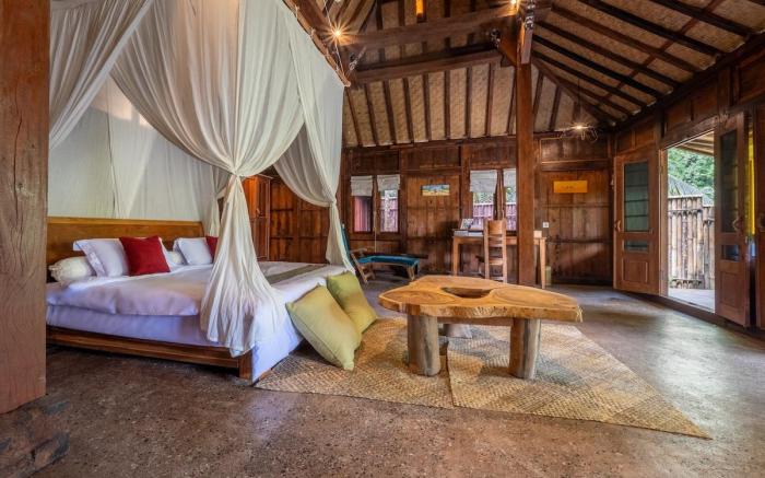 Nature House Near Waterfall–Peaceful Jungle Escape