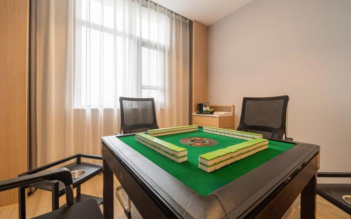 IU Hotel Baoji Fengxiang Yongcheng Avenue East Lake