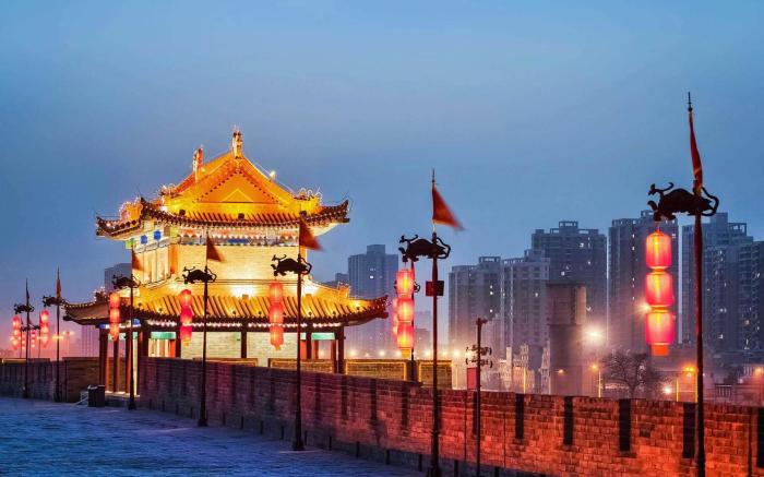 IU Hotel Yanliang Railway Station New Century Shopping Plaza