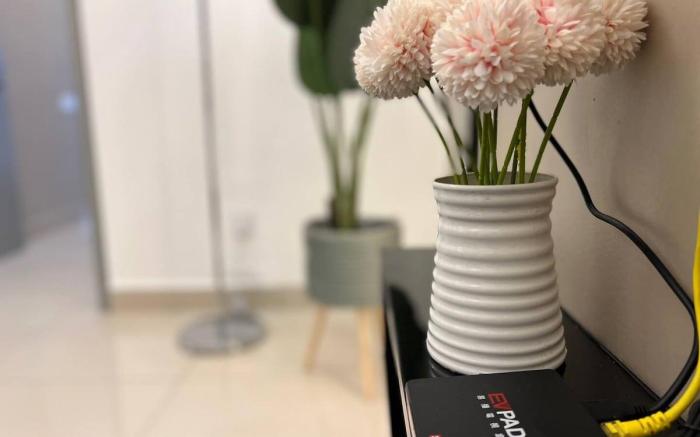 Breezing Retreat: Cozy 2BR at Ion Delemen, Lvl 23