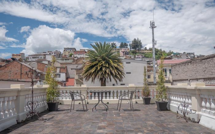 Casona 1914 Quito - Gothic Cathedral View Rooftop