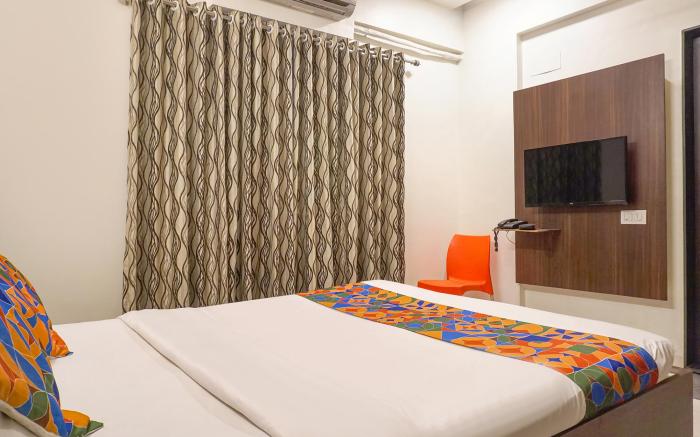 FabHotel Executive Pearl Inn - Nr. Twin tower
