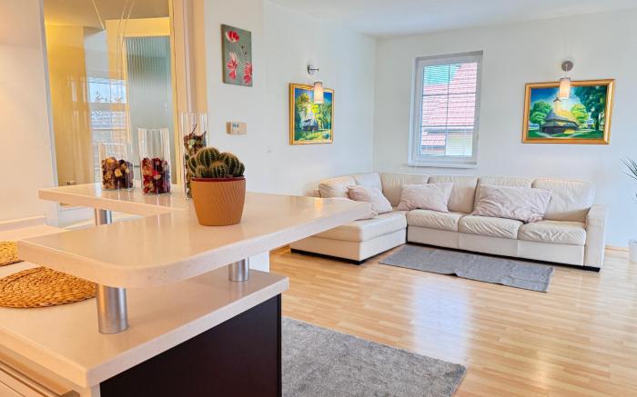 DiamondVilla, 4 bedroom Apartment, garden & spa