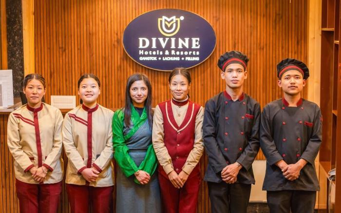 Divine The Celeste, Pelling