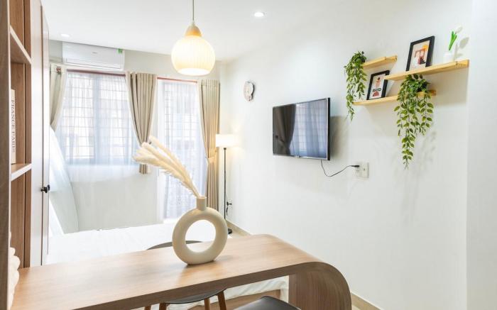 Spacious 1BR Studio Private Balcony & Cozy Netflix
