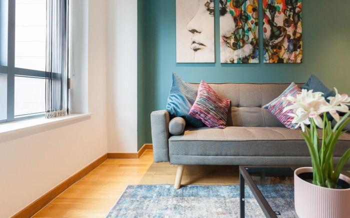Central City Stay| 2 Bed 2 Bath| Sleeps 7|Netflix